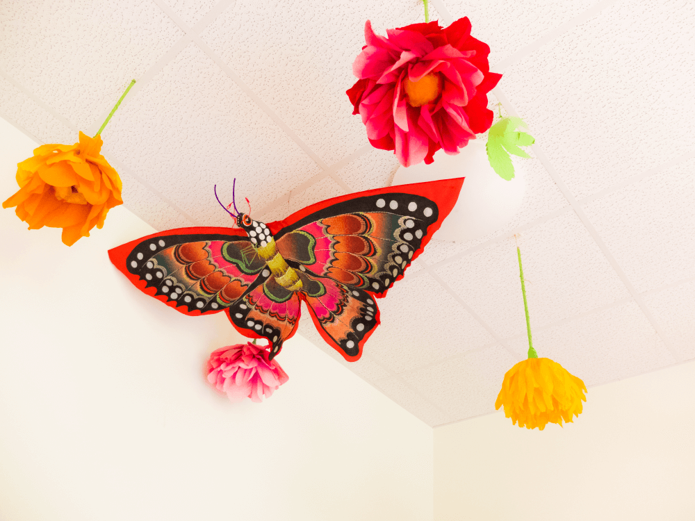 Foto von der Innenansicht der Kita, Schmetterling an der Decke